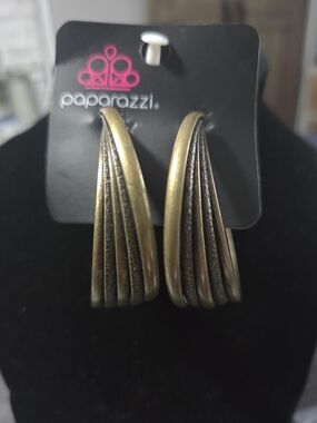 #166 Paparazzi Sculpted Hoop Earrings in Antiqued Gold